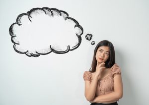 女孩仰望空白的泡沫演讲